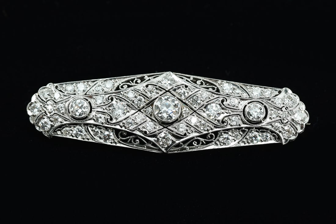 ANTIQUE PLATINUM 2.65 CTW DIAMOND BROOCH: ANTIQUE PLATINUM 2.65 CTW DIAMOND BROOCH: Antique platinum filigree brooch contains 55 old European round cut diamonds. WEIGHT: 2.65 Ct. Approx. Rated VS-SI in clarity and G-H in color. Diamonds are b