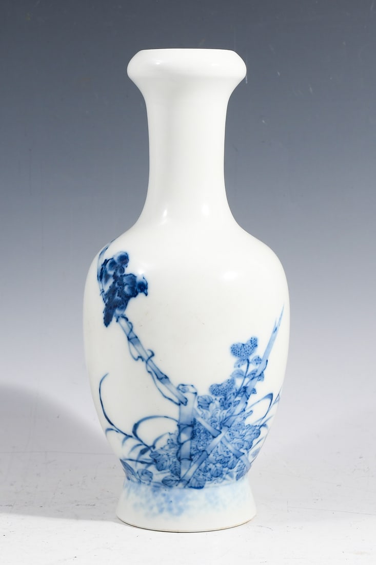 CHINESE WANG BU BLUE & WHITE GARLIC MOUTH VASE