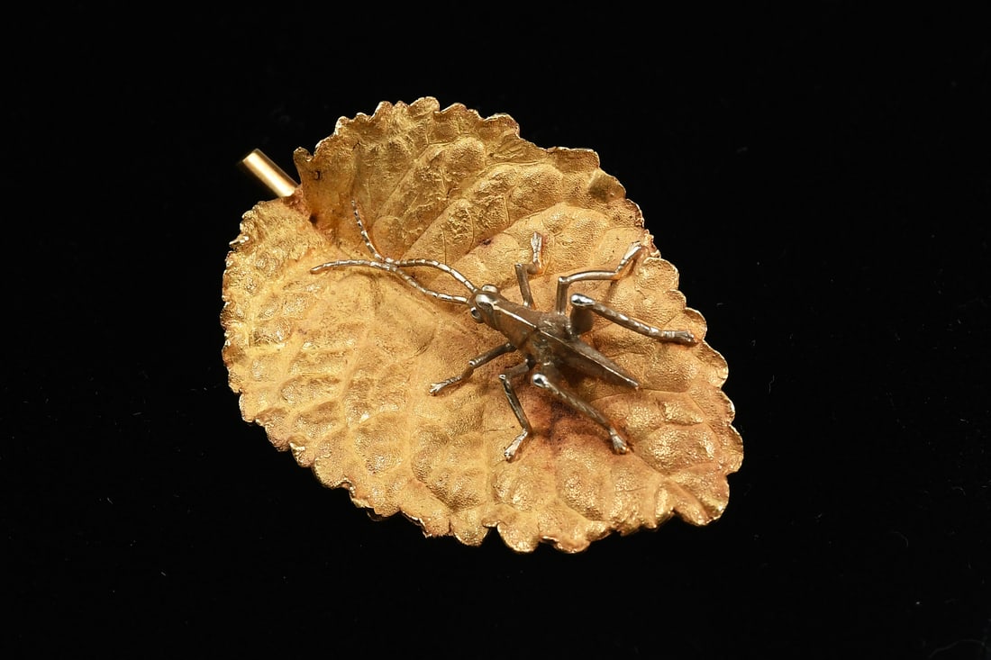 VINTAGE 18K GOLD LEAF W/ GRASSHOPPER BROOCH: VINTAGE 18K GOLD LEAF W/ GRASSHOPPER BROOCH: Beautiful vintage 18K yellow gold brooch with a finely sculpted leaf with a highly detailed grasshopper perched atop. Dimensions are approximately 2.25" x 