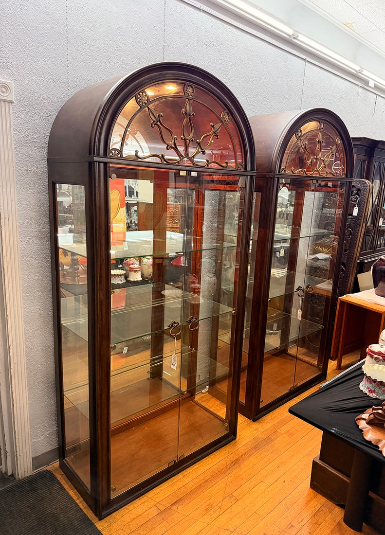 ELEGANT THOMASVILLE LIGHTED DISPLAY CURIO CABINET: ELEGANT THOMASVILLE LIGHTED DISPLAY CURIO CABINET: Contemporary, mahogany finish, having an arched bonnet with decorative brass-finished metal grille, beveled glass doors, mirrored interior, adjustabl