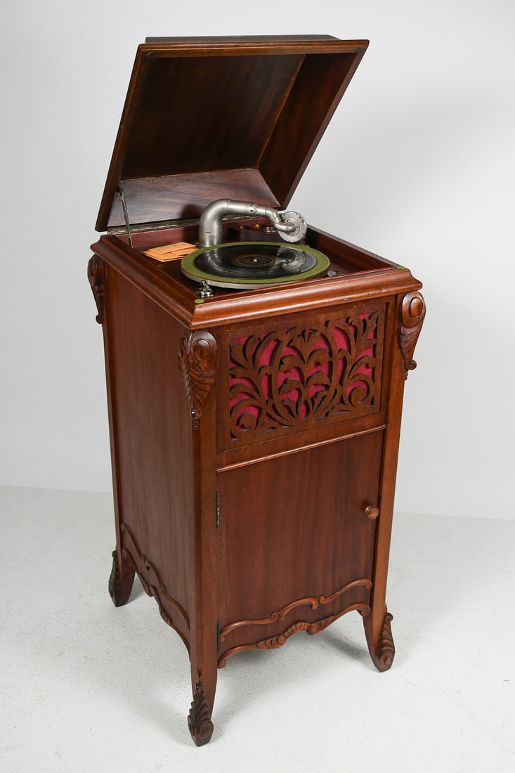 FLOOR MODEL WIND-UP VICTROLA PHONOGRAPH (1 of 6)