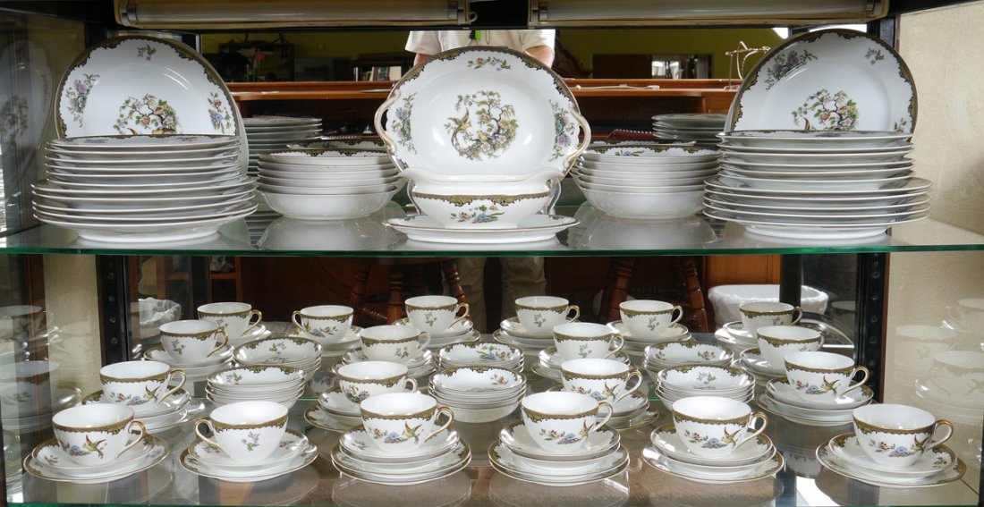 NORITAKE NAVARRE CHINA 89 PC SERVICE FOR 12: NORITAKE ''NAVARRE'' FINE CHINA SERVICE: An earlier Noritake bird pattern. Approx. 89 piece service to include 12 each of dinner plates (9 3/4''), luncheon plates (8 1/2''), bread plates, low soup bow