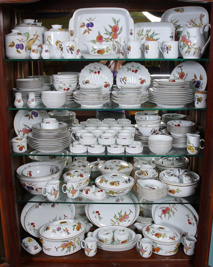 195 pc ROYAL WORCESTER EVESHAM GOLD RIM CHINA: HUGE ROYAL WORCESTER EVESHAM GOLD CHINA: Approx. 195 pieces to include 16 dinner plates (10"), 16 salad plates (8.25"), 16 bread plates, 12 low soup bowls, 8 cereal bowls, 12 coupe bowls, 12 dessert b