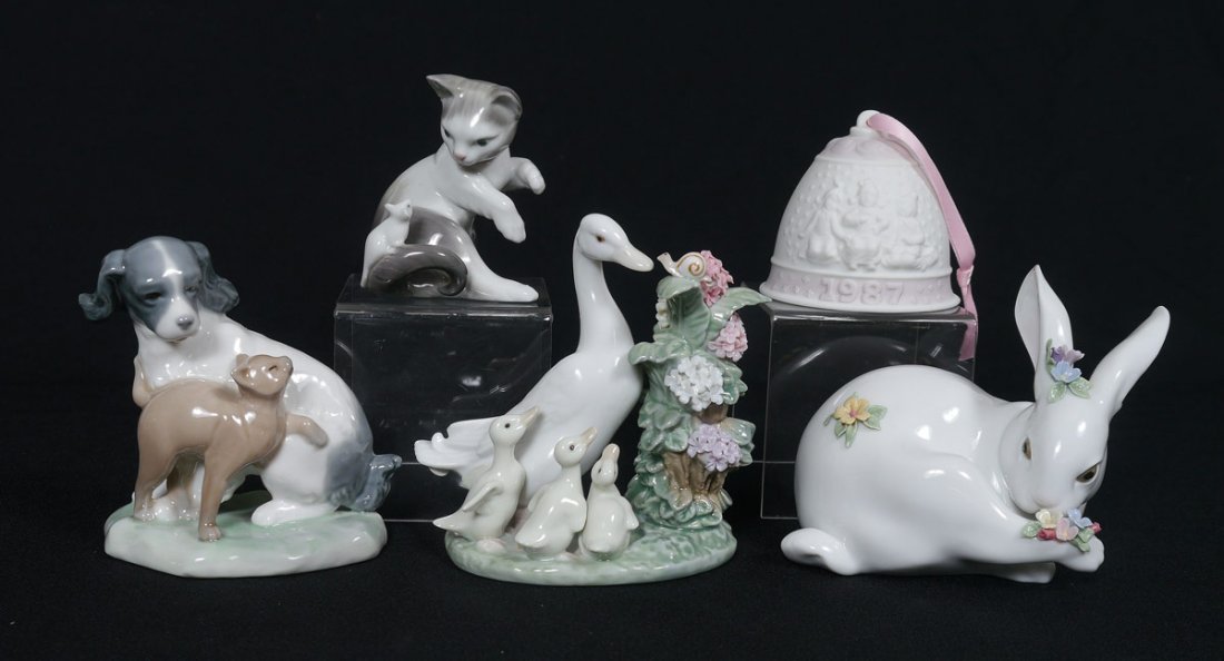 LLADRO PORCELAIN ANIMAL FIGURINES & 1987 BELL: LLADRO PORCELAIN FIGURES: 1) CAT AND MOUSE #5236, Juan Huerta sculptor, issued 1984, 3 1/4'' x 2 3/4''. 2) 1987 CHRISTMAS BELL #5458, Jose Roig sculptor, issued and retired 1987, 2 3/4'' plus ribbon. 