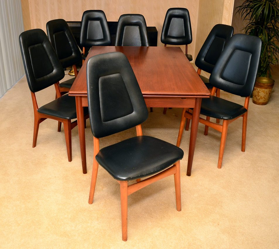 HORNSLET DANISH MODERN EXTENSION TABLE & 8 CHAIRS: HORNSLET DANISH MODERN EXTENSION TABLE AND 8 CHAIRS: Draw leaf extension table marked on base Hornslet Mobelabrik, measures 29 1/4" h. x 38 1/2" x 59 1/2", each draw leaf 24". Sold with 2 sets of 4 di