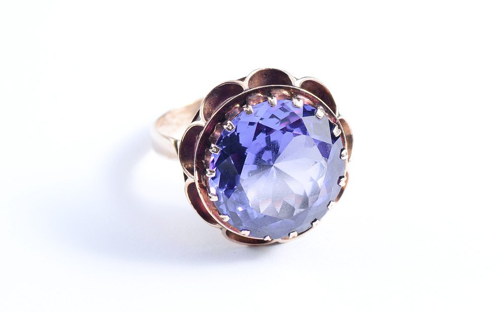 14K GOLD COLOR CHANGE SAPPHIRE RING SZ 9: 14K COLOR CHANGING SAPPHIRE RING: 14K yellow gold ring centers one 17.00 mm round synthetic color change sapphire, the color of alexandrite. The sapphire is prong set. Mounting Weight: 6.4 grams Appro