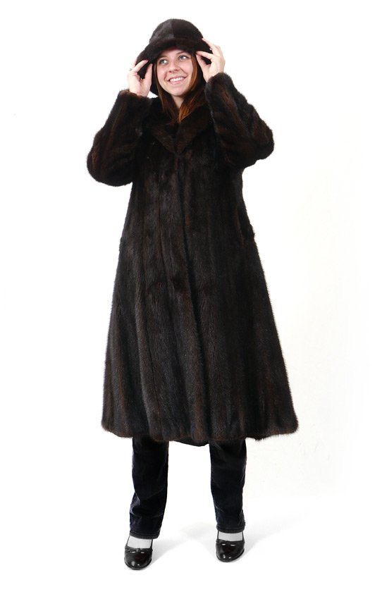 FULL LENGTH MINK FUR COAT AND HAT: FULL LENGTH MINK FUR COAT & HAT: Dark brown fur coat with a cozy flip up collar. Measures approx. 46" collar to hem, 18" shoulder to shoulder and 22" shoulder to sleeve.
