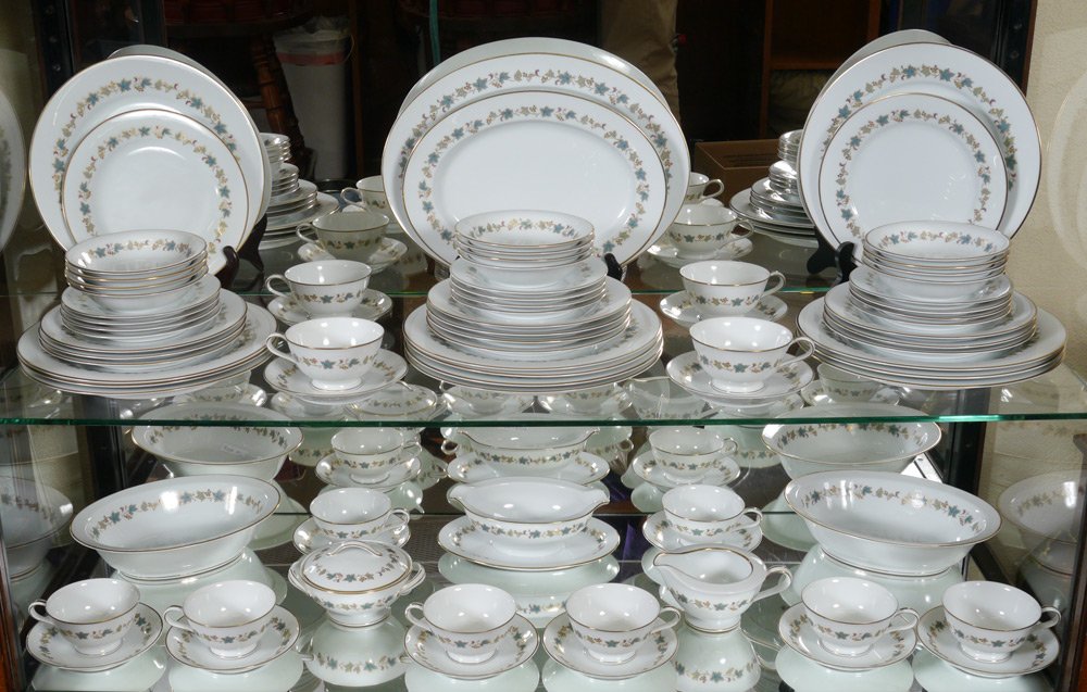 NORITAKE GOLD VINE CHINA 79 PC SERVICE FOR 12: NORITAKE FINE CHINA IN THE GOLDVINE PATTERN: 79 piece service for 12 to include 12 each of dinner plates (10.5"), salad plates, bread plates, dessert bowls, cups and saucers. Also 2 open vegetable, cr