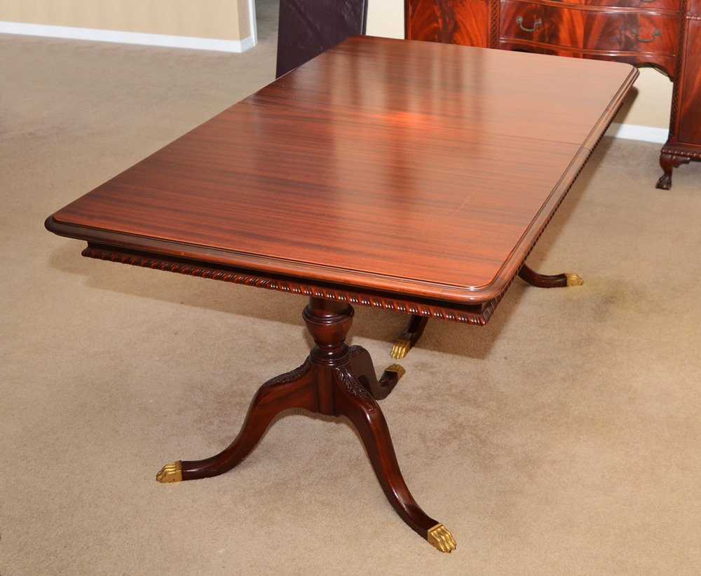 FINCH FINE FURNITURE MAHOGANY DINING TABLE Lot 1049