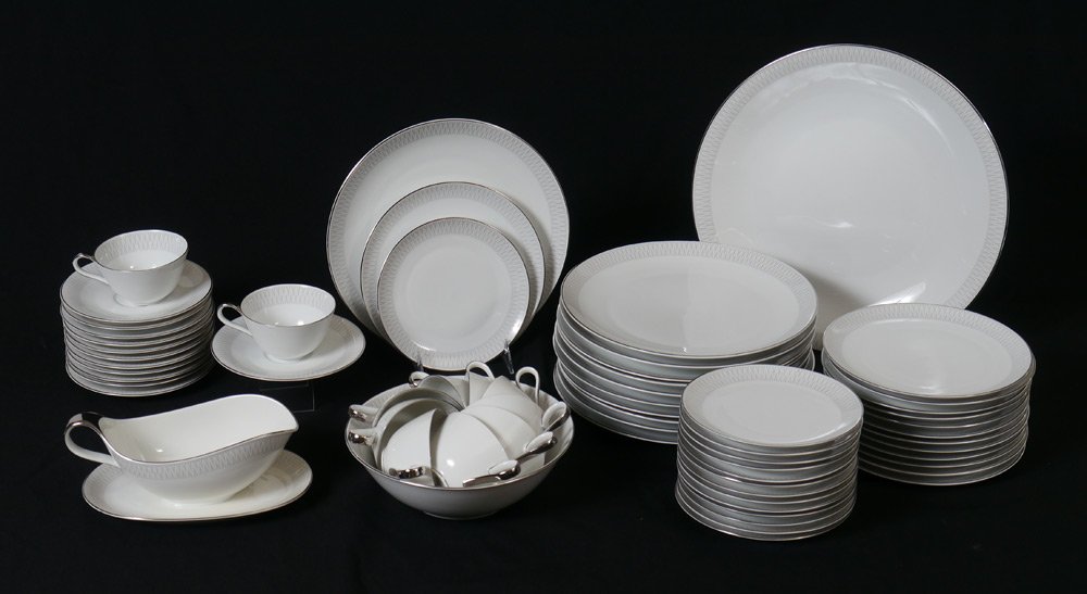 HEINRICH BAVARIAN CHINA MODERNE 62 PC: MID CENTURY DESIGN BAVARIAN HEINRICH FINE CHINA: 62 pieces to include 11 dinner plates, 13 salad plates, 14 bread plates, 11 cups, 10 saucers, gravy boat, open vegetable, and 1 platter. 13''.