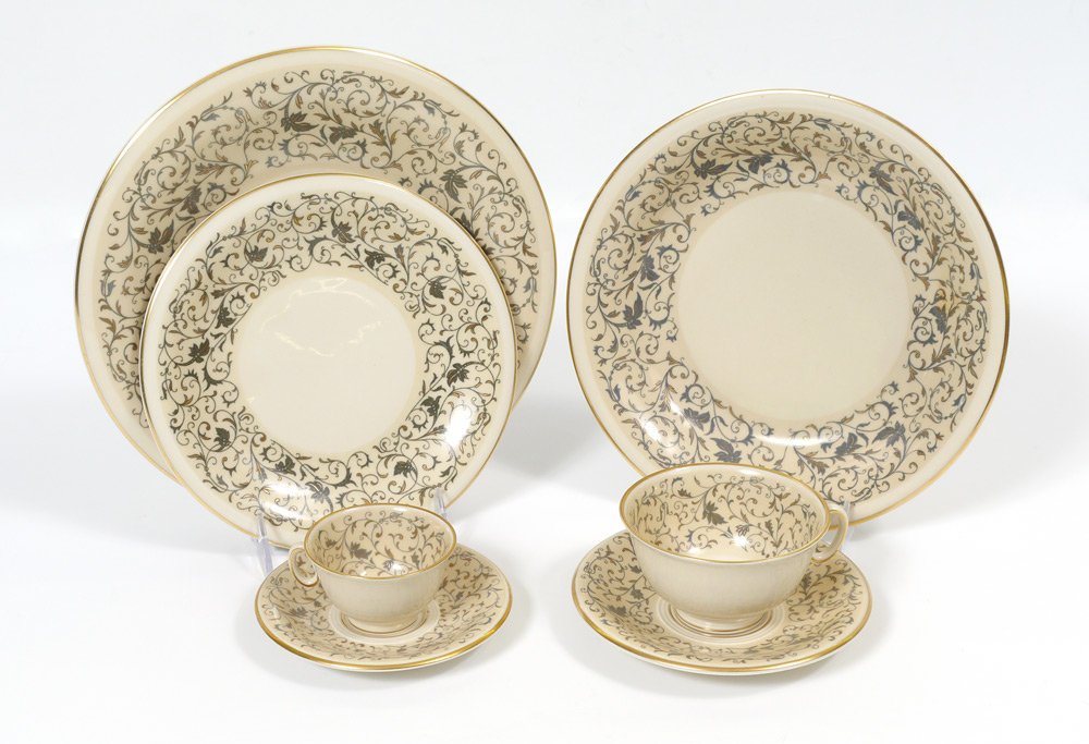 HUTSCHENREUTHER 01873 FINE CHINA SERVICE: HUTSCHENREUTHER 01873 MARGARETE FINE CHINA DINNER SERVICE: Approx. 89 pieces in the Margarete 01873 pattern by Hutschenreuther to include 10 dinner plate (10"), 12 salad plates, 12 soup bowls, 12 teac