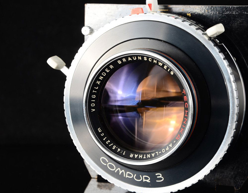 VOIGTLANDER TECHNIKA APO LANTHAR 21CM F4.5 LENS: VOIGTLANDER BRAUNSCHWEIG TECHNIKA-APO-LANTHAR 21CM F4.5 LARGE FORMAT LENS: This is an exceptionally rare lens, coupled with a Compur 3 shutter mounted on a 4x5 lens board.