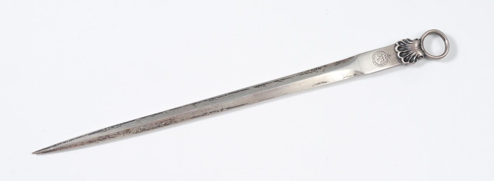 1888 JOHN ALDWINCKLE STERLING LETTER OPENER: 1888 JOHN ALDWINCKLE STERLING LETTER OPENER: Hallmarked London, 1888, makers John Aldwinckle & Thomas Slater on ferrule, seal with motto ''Prodessi Quam Conspici'' verso. Ring and shell form finial. M
