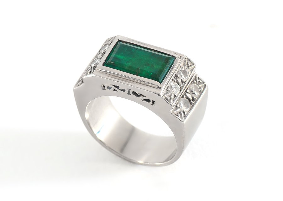 2 CT EMERALD SOLITAIRE RING W/ DIAMONDS SZ 7: 18K EMERALD & DIAMOND RING: 18K white gold ring centering a 2.00 Ct emerald cut emerald flanked by 8 round brilliant cut diamonds totaling approx. .20 Ct., rated VS in clarity and G-H in color. The em
