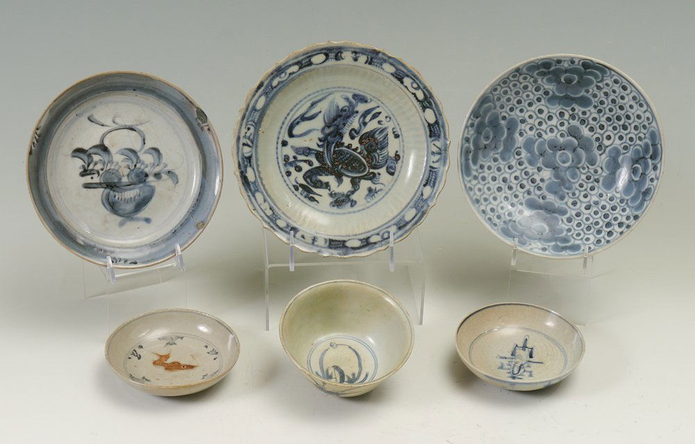 ESTATE CHINESE PORCELAIN BOWLS AND PLATES: ESTATE ASIAN PORCELAIN BOWLS AND PLATES: 6 piece assembled collection of blue decorated Chinese or Korean earthenware items to include 1) Bowl with cloud interior, 1 3/4" h. x 7 3/4" 2) Small bowl wit