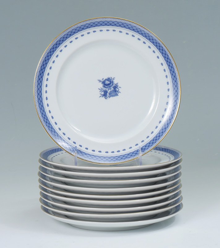 10 MOTTAHEDEH VISTA ALEGRE PLATES 8 5/8": 10 MOTTAHEDEH VISTA ALEGRE PLATES: Gilt rim with patterned blue designs, heart inner rim, floral center. 8 5/8" dia.