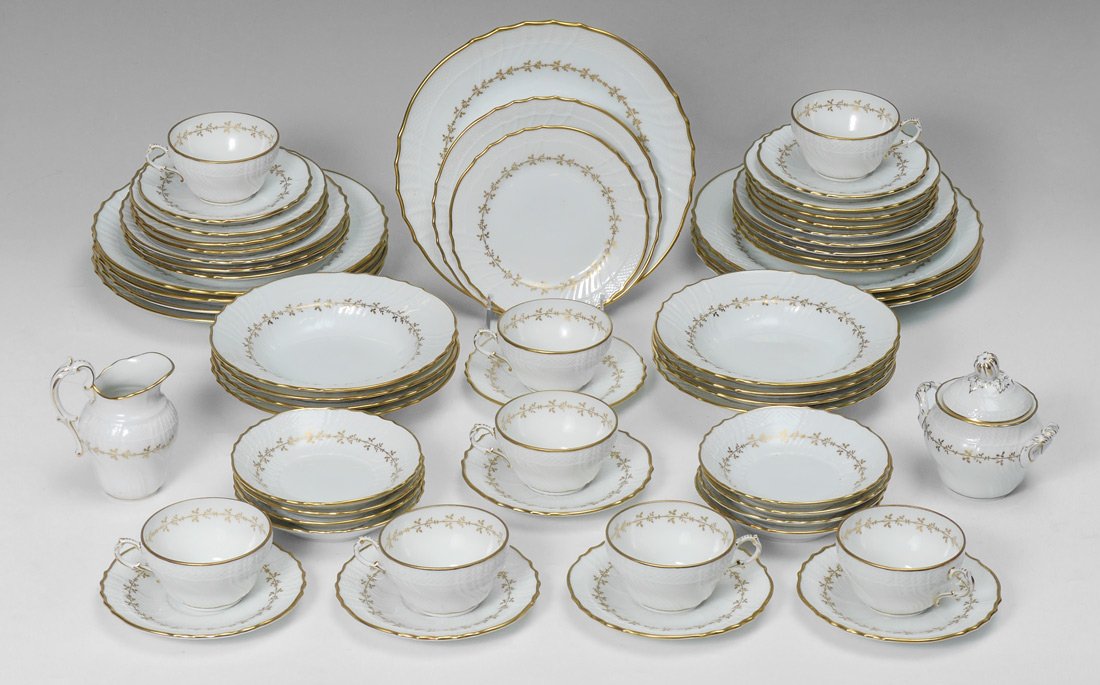 RICHARD GINORI FIRENZE CHINA SERVICE FOR 8 ITALY: ITALIAN FINE CHINA BY RICHARD GINORI IN THE FIRENZE PATTERN: Full service for eight, 58 pieces of gold leaf design on swirled basket weave white china to include; DINNER Plates 10.25", SALAD Plates 7.
