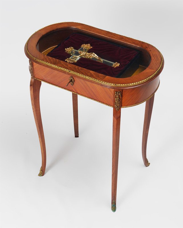 VITRINE DISPLAY TABLE WITH CROSS (1 of 2)