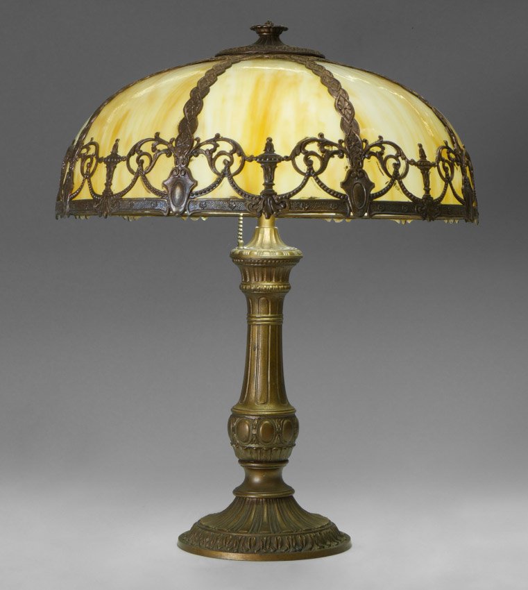 VINTAGE CARAMEL SLAG GLASS BENT PANEL TABLE LAMP (1 of 6)