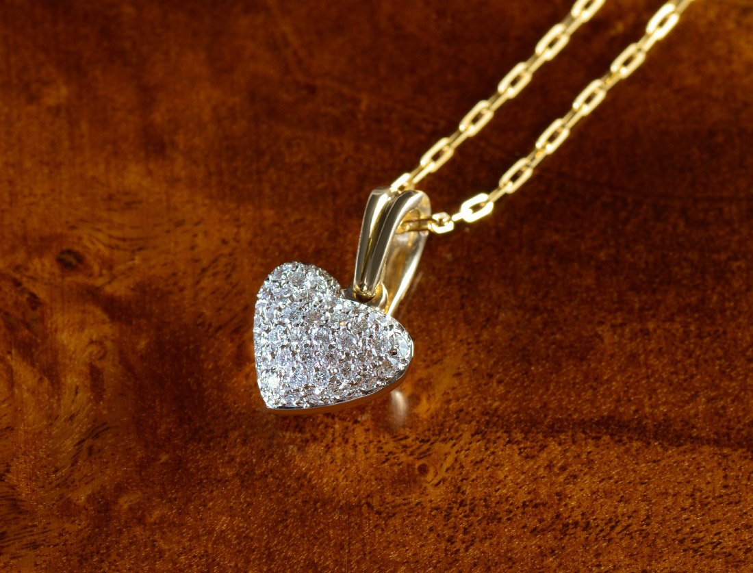CHIMENTO DIAMOND HEART NECKLACE 18K GOLD: CHIMENTO DIAMOND HEART PENDANT NECKLACE: 18K yellow gold diamond pave heart, approx. .75 Ctw., averaging VS clarity and G-H color. Signed Chimento. The 16'' anchor link chain is also 18K. Hinged bail.