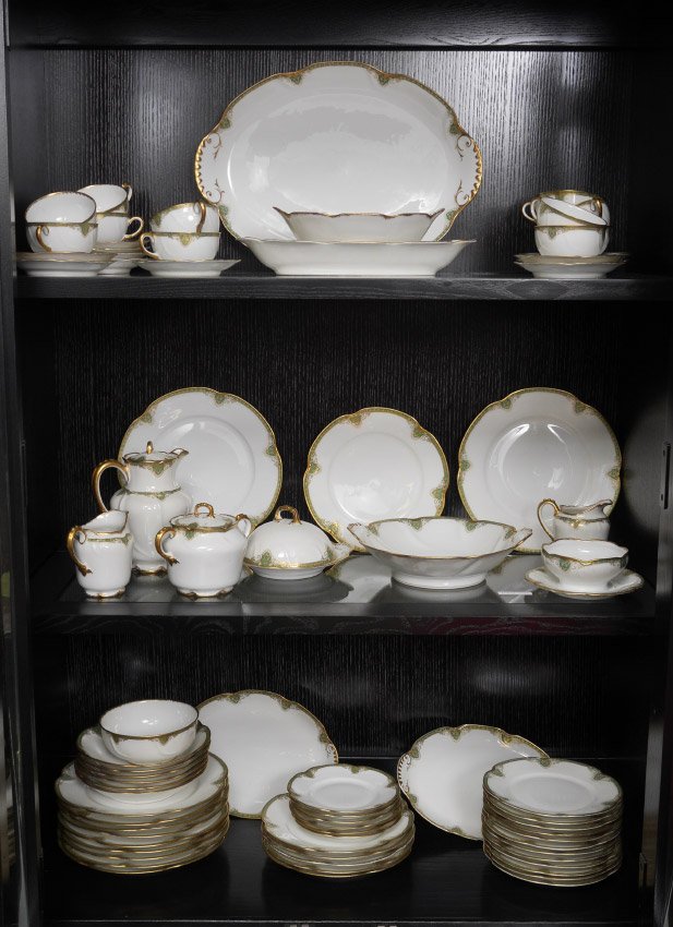 THEODORE HAVILAND LIMOGES CHINA: FINE THEODORE HAVILAND FRENCH LIMOGES CHINA Ca 1904-1920's: Approx. 76 pieces to include 11 dinner plates (9 3/4"), 6 luncheon plates (8 1/2"), 12 salad plates (7 1/2"), 6 bread plates, 6 soup bowls, 