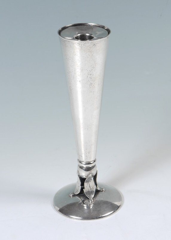 ALLAN ADLER STERLING VASE / CANDLEHOLDER: ALLAN ADLER STERLING VASE / CANDLEHOLDER: Mid 20th century by noted California silversmith Allan Adler, tapered vase with 4 leaf supports above foot. Vase converts to single light candleholder with in