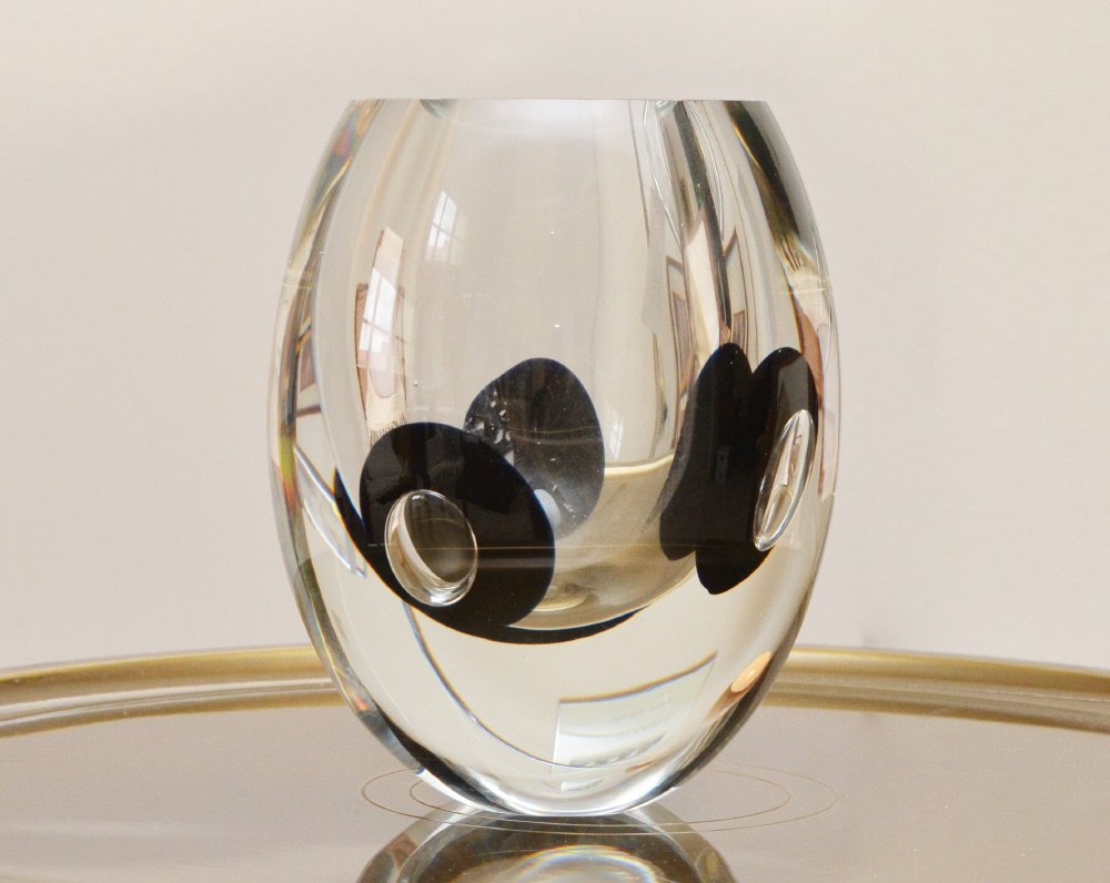 TIMO SARPANEVA FINNISH ART GLASS VASE: TIMO SARPANEVA FINNISH ART GLASS VASE: Ovoid form with control bubble in black decoration, signed on base Timo Sarpaneva 194/1985. Measures 6 1/2" h. x 5".