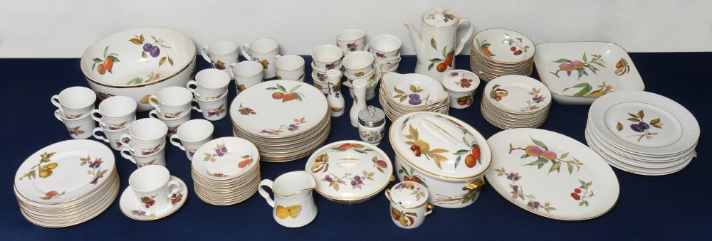 92 PIECE ROYAL WORCESTER EVESHAM CHINA SERVICE: 92 PIECE ROYAL WORCESTER EVESHAM CHINA SERVICE: Approx. 92 pieces in the Evesham pattern by Royal Worcester to include 8 plates (9 1/4''), 8 salad plates (8 1/4''), 8 bread (6 1/2''), 8 soup bowls (7 