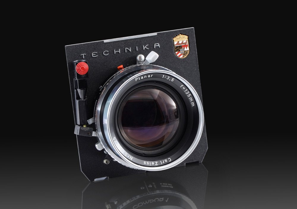 CARL ZEISS PLANAR 135mm F/3.5 LENS: CARL ZEISS PLANAR 135mm F/3.5 LARGE FORMAT LENS: Serial #5194275. Mounted to a 4x5 Linhof Technika board and paired with a Compur 1 shutter. Comes in box, with rear and front lens cap included.