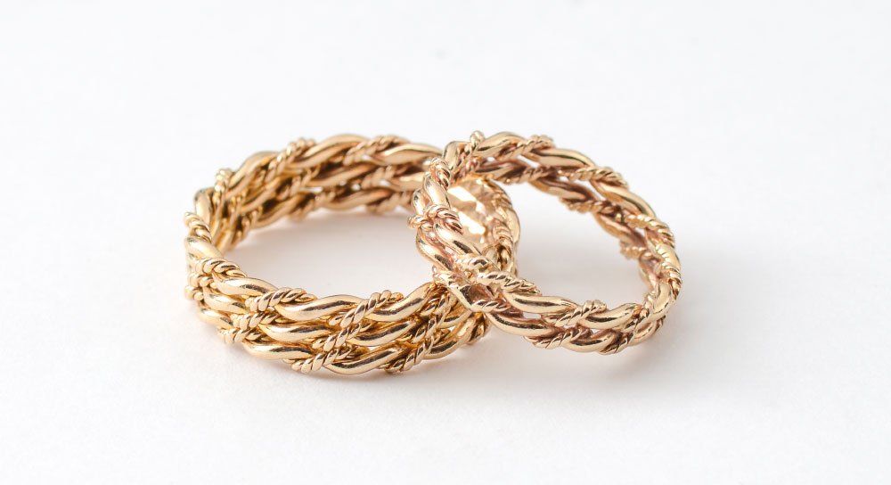 HANDMADE 14K WEDDING RING SET 8.0 GRAMS: HANDMADE 14K WEDDING RING SET 8.0 GRAMS: 14K Yellow Gold Handmade set includes Ladies size 5.25 Ring and Gents size 9.5. Weight 8.0 grams.
