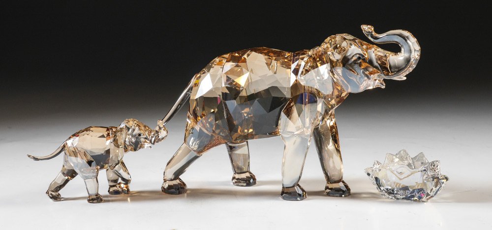 SWAROVSKI CRYSTAL SCS EXCLUSIVE 2013 ELEPHANT CINT: SWAROVSKI CRYSTAL SCS EXCLUSIVE 2013 ELEPHANT CINTA: Light Sand Crystal Mother Asian Elephant and Young. Elisabeth Adamer designer. Mom 4.5'' h. Baby 2'' h. With Lotus Blossom name plaque.
