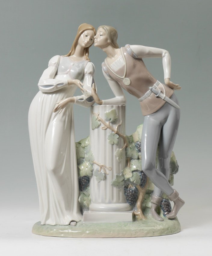 LLADRO PORCELAIN FIGURINE ROMEO AND JULIET #4750: LLADRO PORCELAIN FIGURINE, ROMEO AND JULIET: #4750, Alfredo Ruiz sculptor, issued 1971 retired 2005, 17.5''h. x 14'' x 6'' approx.