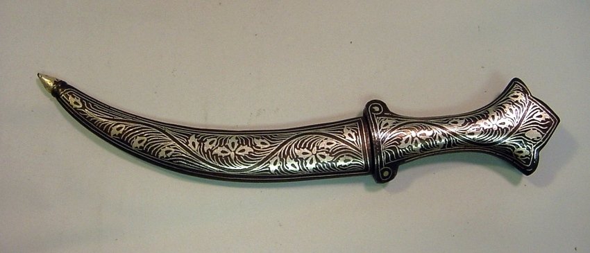 Indo-Persian NIELO Damascened Curved Dagger: Janbiya, Khanjar curved dagger. Indo-Persian in origin from the late 1800's/early 1900's. Damascened steel with inscriptions on the blade. Measurements: Approx. 9.25" long overall, 5" the blade