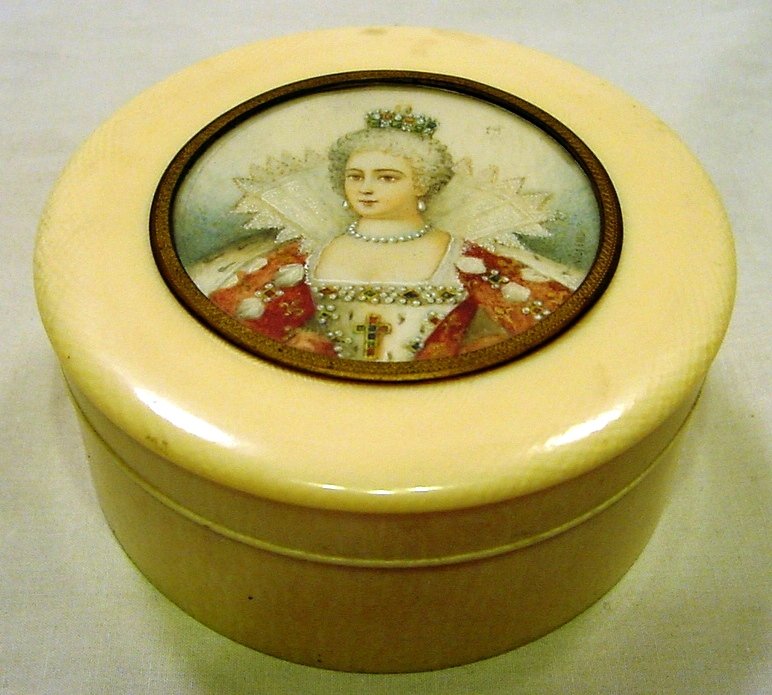 Antique Ivory QUEEN ELIZABETH I Portrait Box: Thick Ivory. Opium or Vanity box. Portrait of Queen Elizabeth I Tudor of England up front. Portrait is signed by the artist - WILLEMS. Marked on the bottom with a very subdued hand signed mark, which 