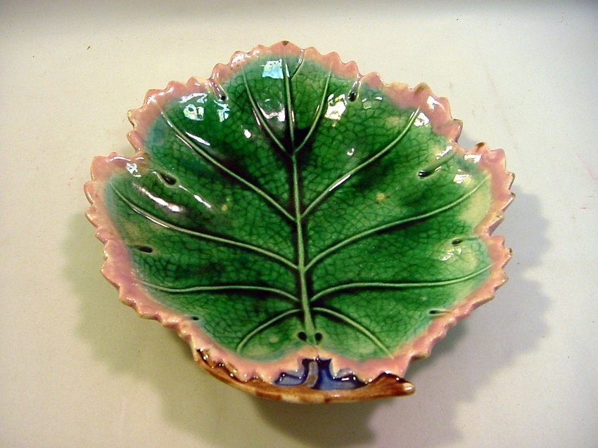 1880's GSH ETRUSCAN Majolica Green Leaf Dish: Original Etruscan Majolica dish. It is heavily glazed with bright pastel colors -Green, Pink, Blue and Brown. Grape Vine leaf. Well marked with the GSH Etruscan Majolica mark. Made by Griffen, Smith &