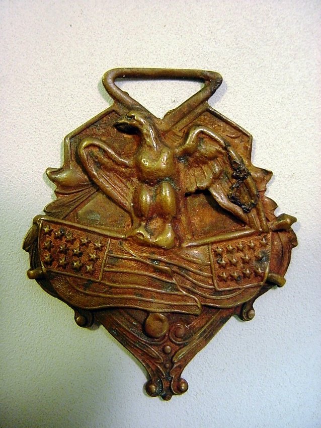 EARLY American 13 Colonies Copper Medallion: Copper. American patriotic piece, displaying the Great Eagle holding a pair of the original US Flag (13 stars, 13 stripes). Most likely a souvenir or gift, maybe from a fair or large exposition. High