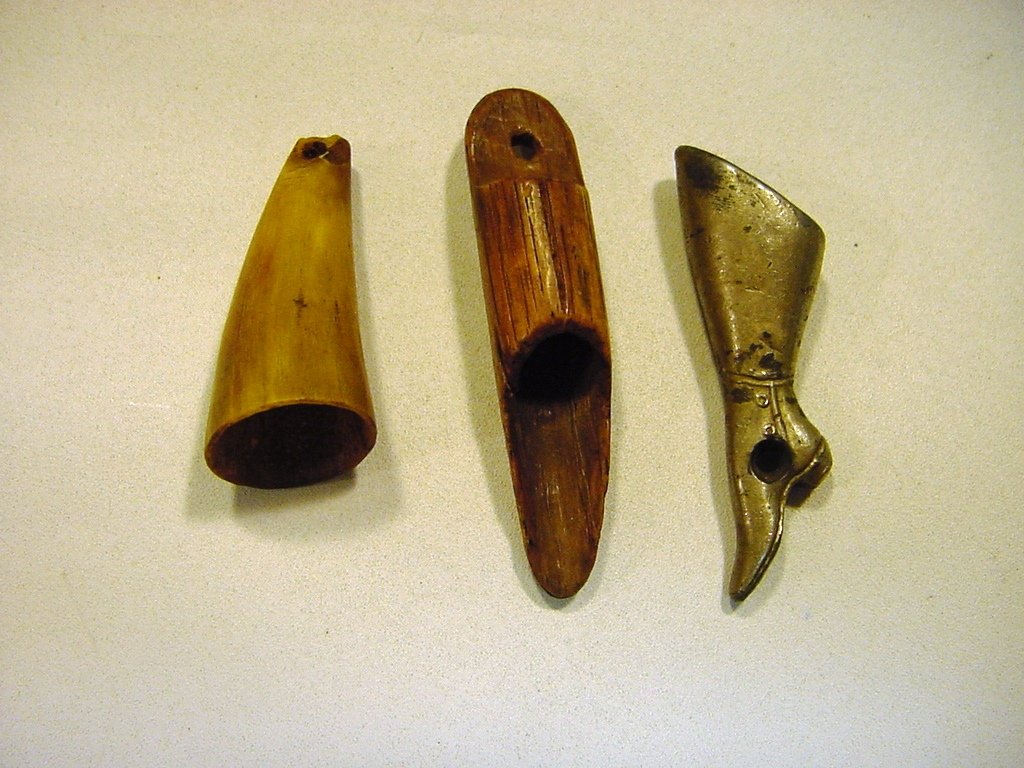 3 Early Primitive American Gun Powder Measures: Three very interesting gun powder measures. Two are hand caved: one of out of horn and the other - out of wood. The third one is metal and shaped like a boot. Measurements: The horn one is approx. 1.5