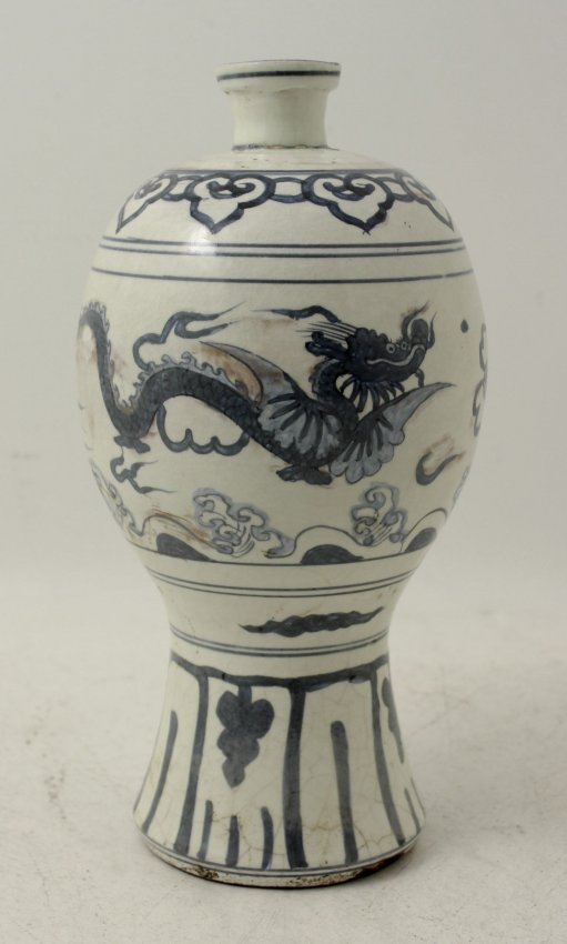 Lt. Ming Swatow Ware Chinese Dragon Blue & White Vase (1 of 2)