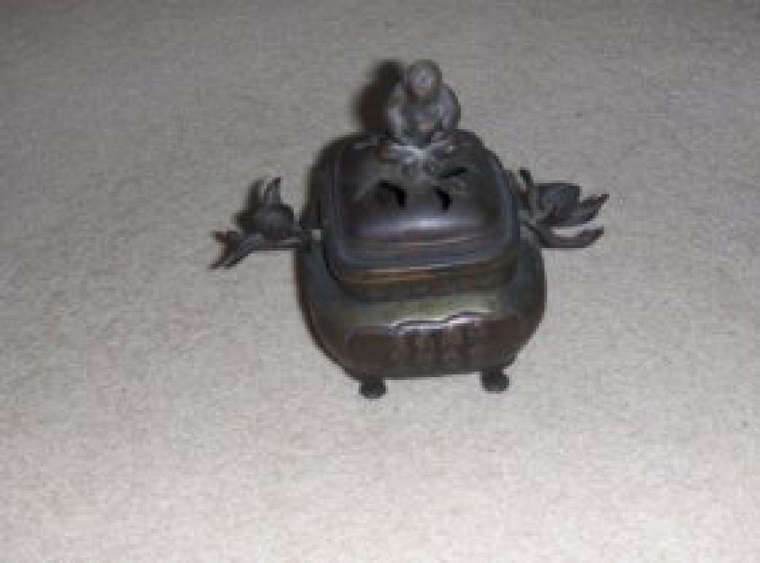 chinese qing incense burner. (1 of 2)