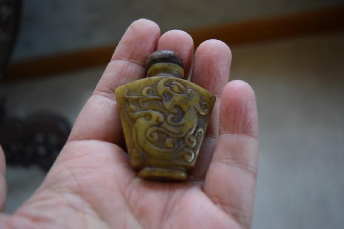 Chinese early qing dynasty dragon snuff bottle. (1 of 2)