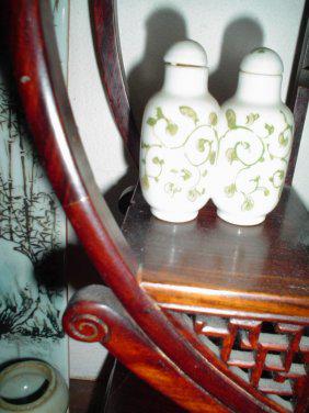 Chinese qing dynasty porcelain snuff bottle (1 of 1)