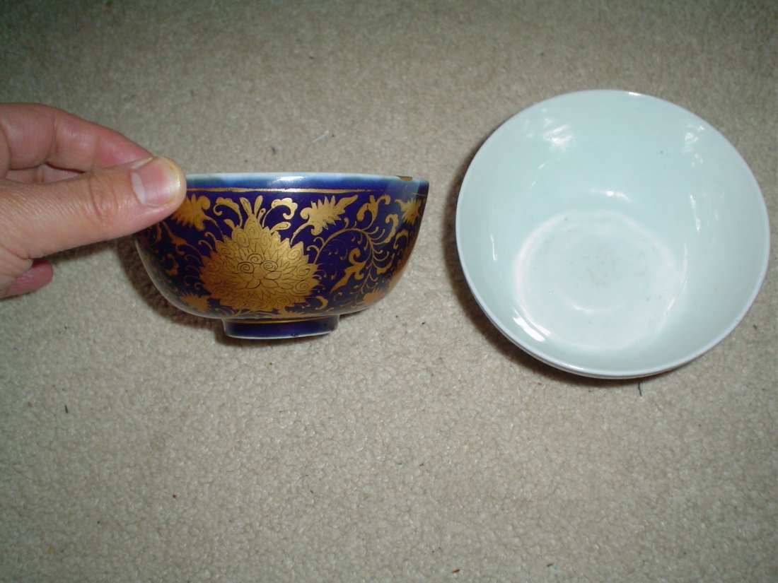 A pair of ming blue bowls, ming mark