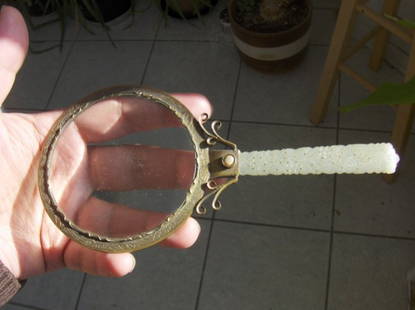 Chinese antique jade handle loop: Chinese jade handle loop, the jade handler of the loop is possible anntique.