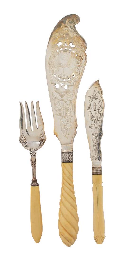 * An English Silverplate Chased Fish Set with Faux (1 of 1)