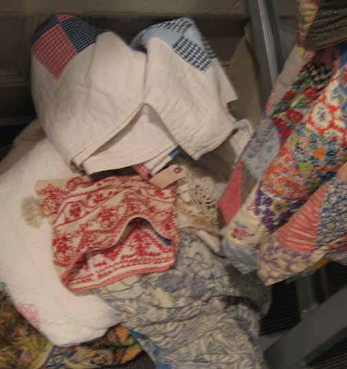 A Group of Assorted Linens and Quilts, , Includin: A Group of Assorted Linens and Quilts Including tablecloths, table runners, coverlets and patchwork quilt.