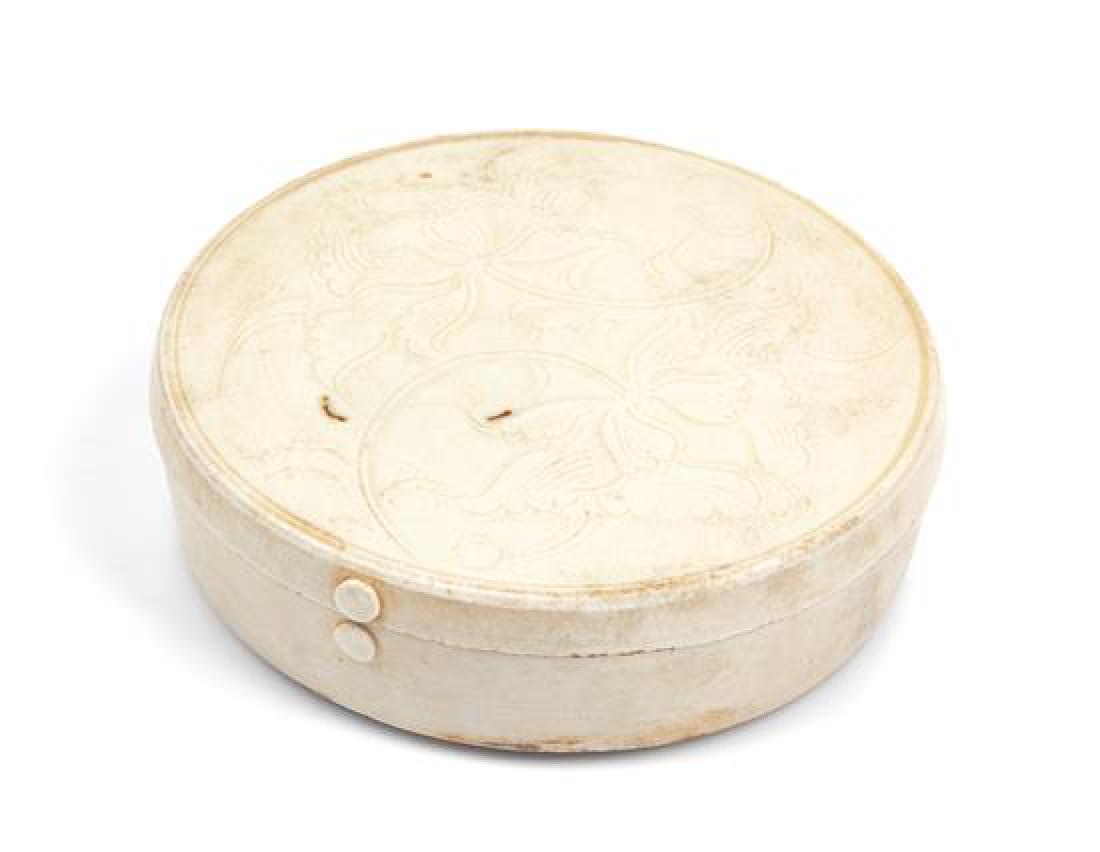 A Dingyao White Glazed Porcelain Covered Box Diameter 4 (1 of 2)