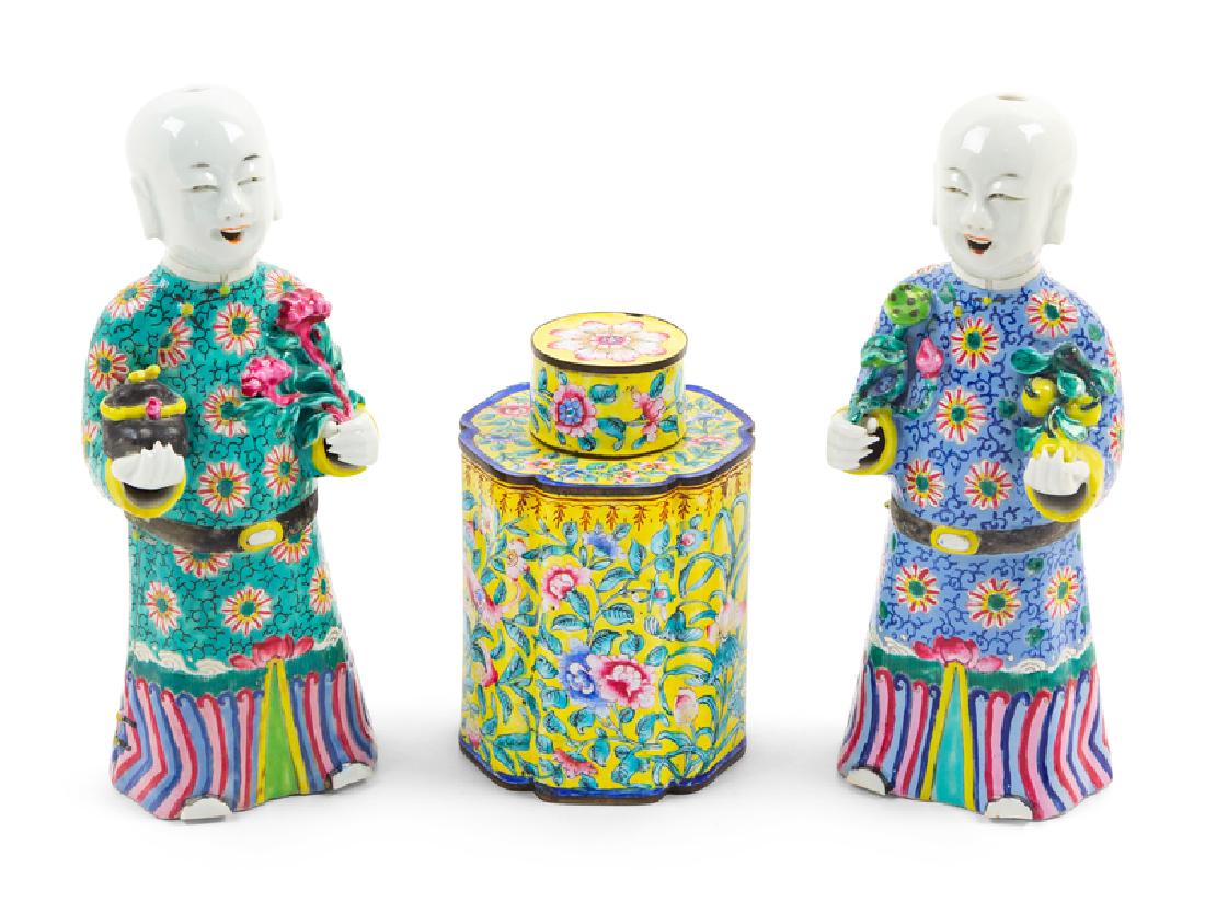 A Group of Chinese Porcelain Articles comprising (1 of 1)