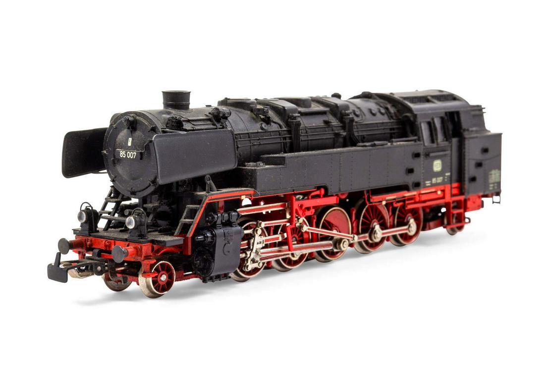 A Marklin Painted Metal HO-Gauge DB 4-6-2 Locomotive (1 of 7)