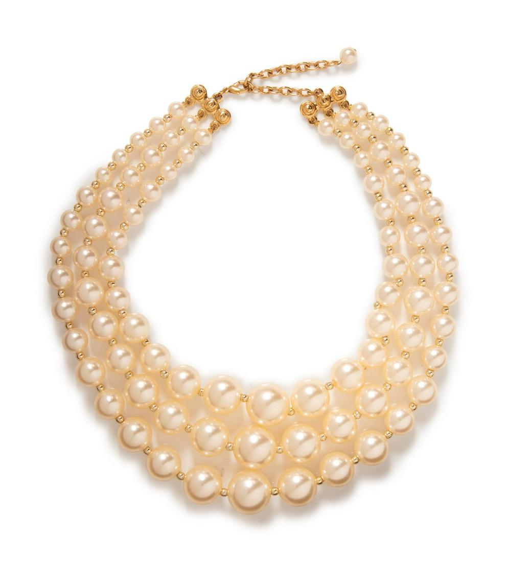 16 Assorted Faux Pearl Necklaces, 1970-2000s: 16 Assorted Faux Pearl Necklaces, 1970-2000s This lot includes: -large pearl collar necklace -Long faux pearl necklace with crystal pendant -One choker, one pair of earrings, one bracelet, gold, turqu