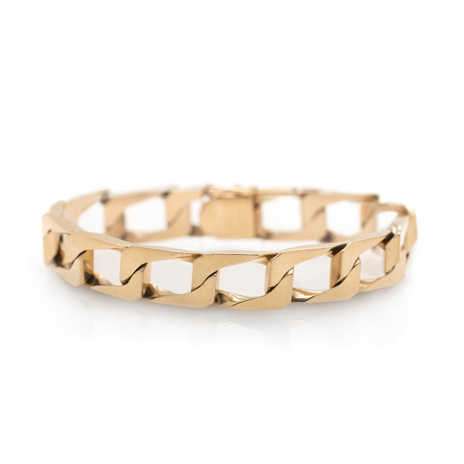 YELLOW GOLD BRACELET: YELLOW GOLD BRACELET Consisting of a flattened curb link chain measuring approximately 10.60 mm wide. Stamp: SUCCO 14K. 26.00 dwt.